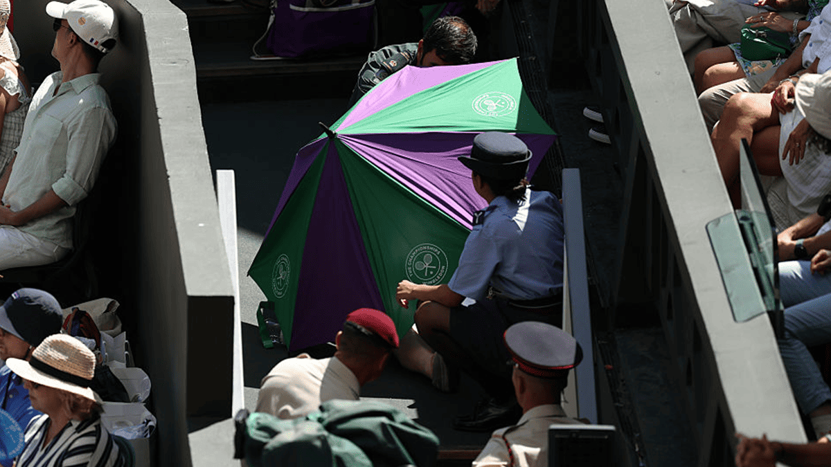 Wimbledon semifinal between Alcaraz and Fritz repeatedly interrupted. What happened?