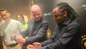 Ils se sont souvenus de 2010. Siphiwe Tshabalala enseigne sa danse au président de la FIFA Gianni Infantino