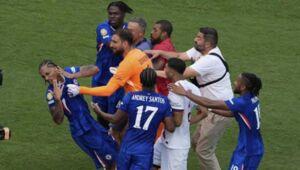 Scandale après la finale. João Pedro pris à partie par Luis Enrique