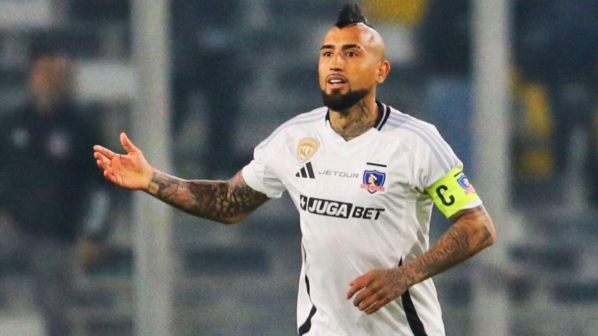 Arturo Vidal shows how he works out with teammates in the gym