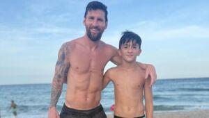 Une chaleureuse compagnie. Lionel Messi s'est offert des vacances en bord de mer avec sa famille