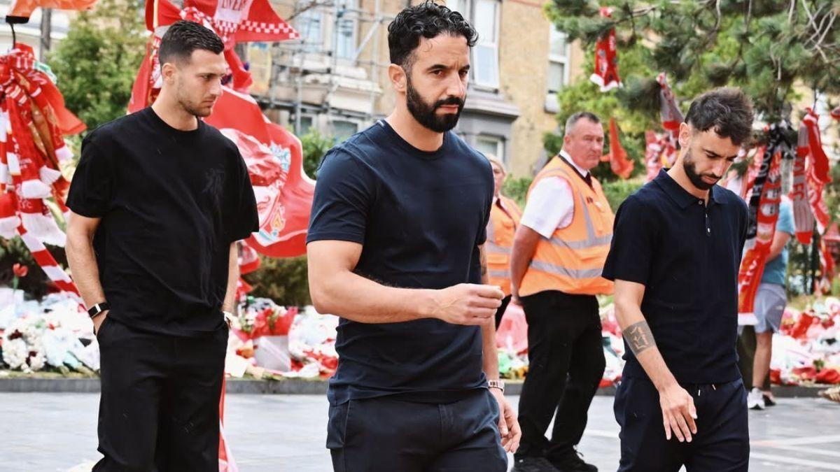Bruno Fernandes, Ruben Amorim et Diogo Dalot ont déposé des fleurs au mémorial de Jota à Anfield