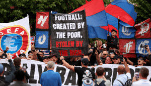 Les supporters de Crystal Palace organisent une manifestation contre l'exclusion de l'équipe de la Ligue Europa