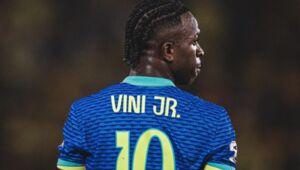 En maillot de Ronaldinho. Vinicius Junior partage une nouvelle photo personnelle de ses vacances