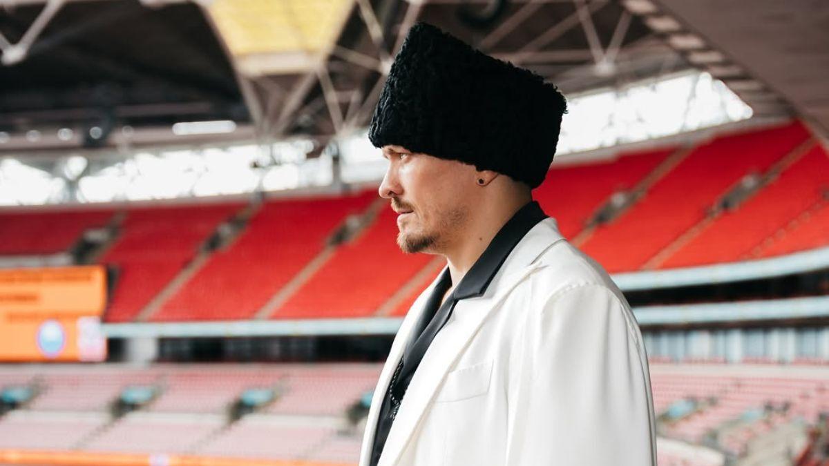 Usyk shares photos of himself in modern Cossack attire at pre-fight press conference with Dubois
