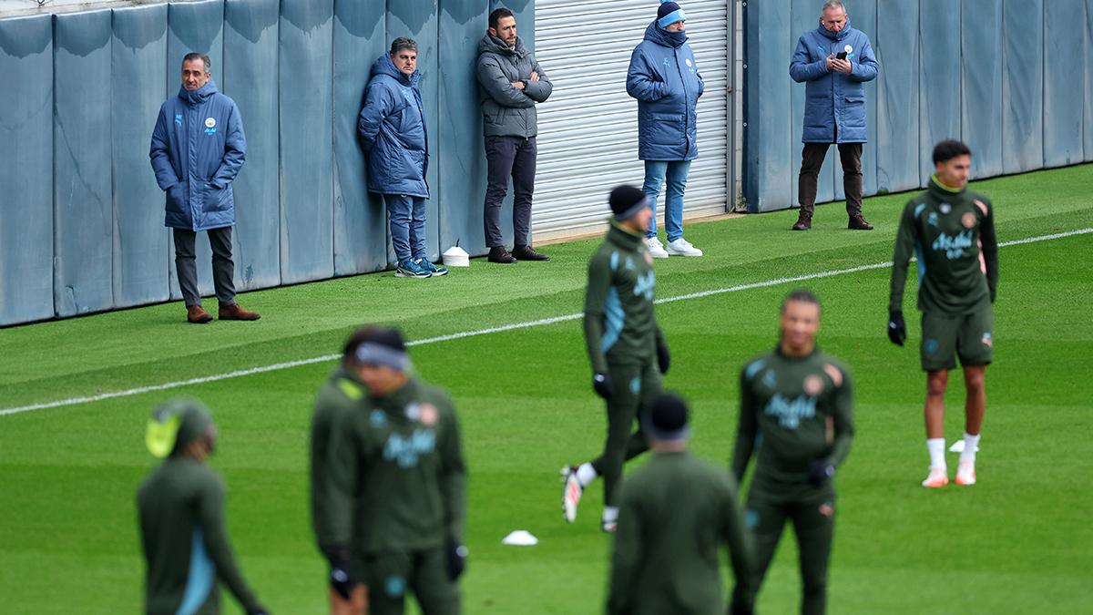 Hugo Viviana observes Manchester City's training process