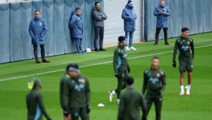 Hugo Viviana observes Manchester City's training process