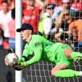 Dean Henderson tire un penalty lors du match contre Liverpool