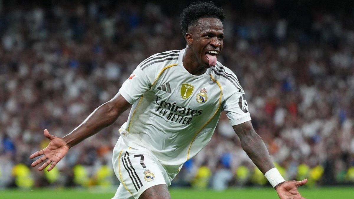 Watching his club in action. Vinicius attends Alverca vs Benfica