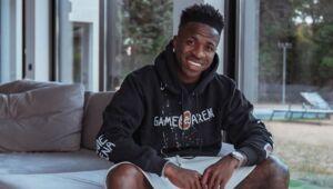 50 million fans and three children. Who is the girl Vinicius is spending time with?