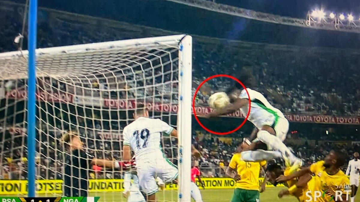 but-valable-ou-non-un-joueur-nig-rian-touche-le-ballon-de-la-main-en