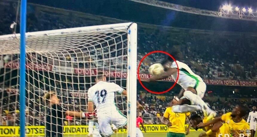 but-valable-ou-non-un-joueur-nig-rian-touche-le-ballon-de-la-main-en