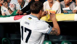 Oleksandr Usyk signe des autographes après un match de charité