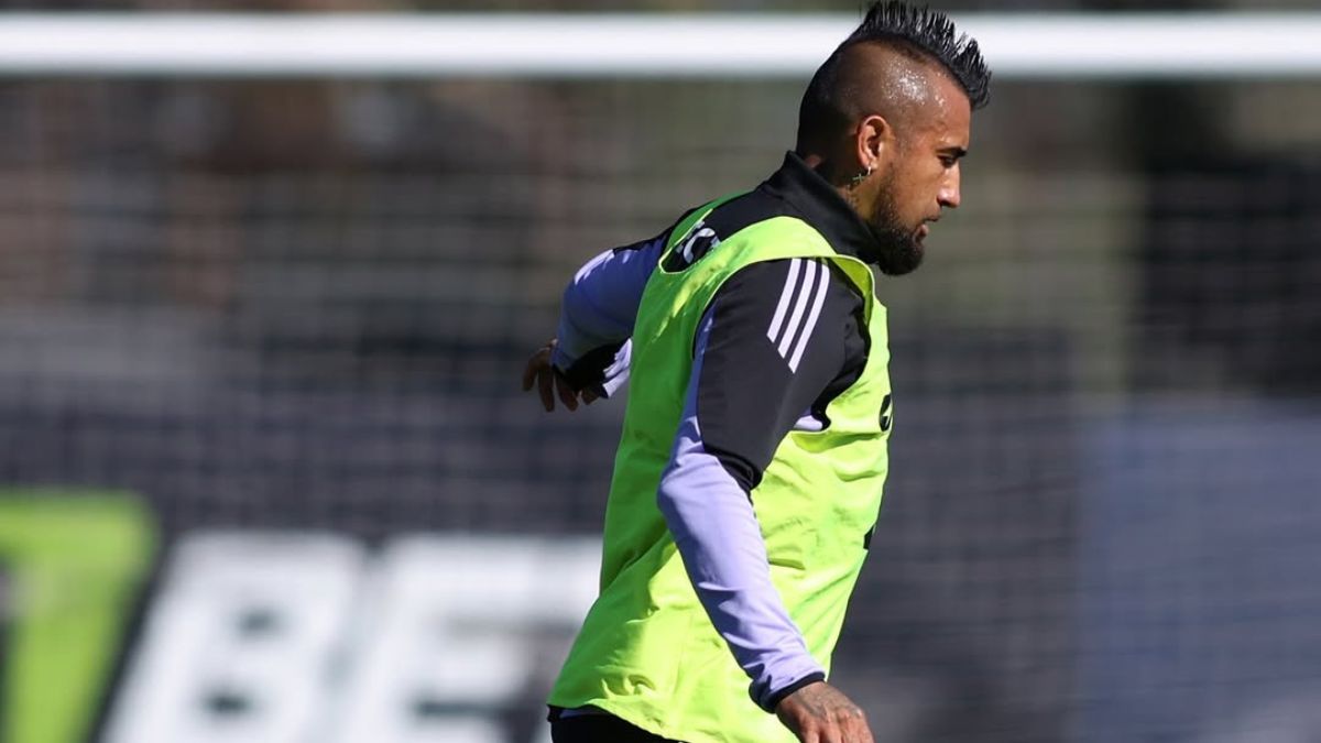 Getting ready for the match. Arturo Vidal shares new training photo from Colo-Colo
