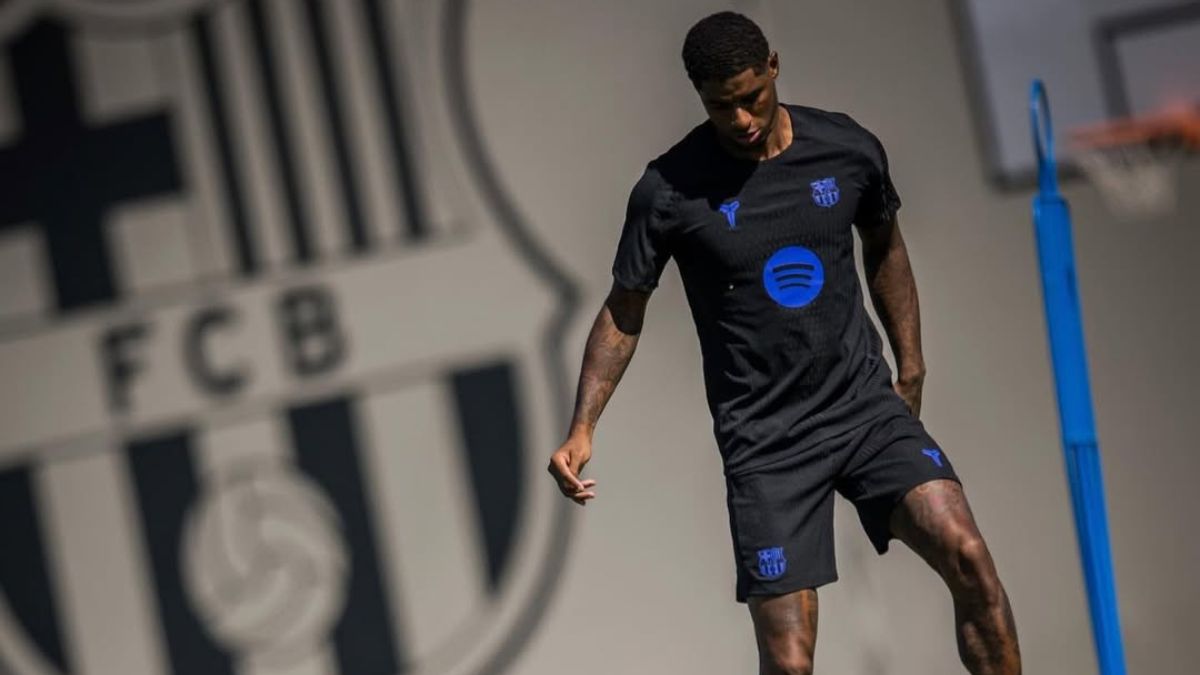 Focused on the job. Rashford shares new photos from Barcelona training