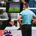Décision controversée. L'arbitre accorde un penalty contre Newcastle après avoir consulté la VAR