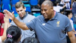 L'ancien joueur du Liverpool FC John Barnes participe à la séance d'entraînement technique du Premier League Asia Trophy.