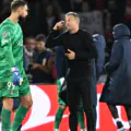 Luis Enrique, entraîneur principal du Paris Saint-Germain, échange avec Gianluigi Donnarumma, joueur du Paris Saint-Germain.