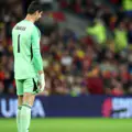 Thibaut Courtois, joueur belge, observe un rat qui traverse le terrain pendant le match du groupe J de la Coupe du monde de football 2026.