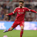 Curtis Jones, joueur de Liverpool, passe le ballon pendant un match de Premier League.