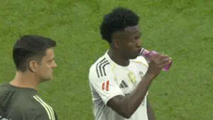 First controversy: Referee awards penalty to Barça but overturns decision