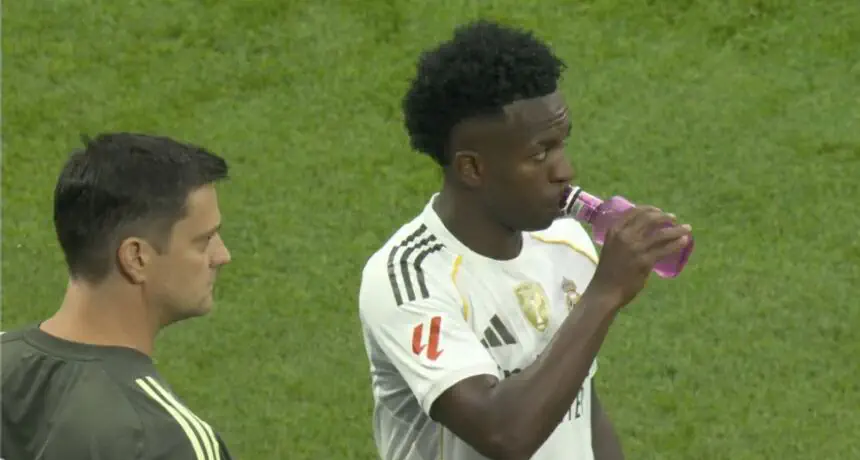 First controversy: Referee awards penalty to Barça but overturns decision