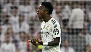 Vinicius outraged by substitution. Controversial Brazilian refuses to shake Alonso's hand and heads straight to the dressing room