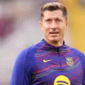  Robert Lewandowski, du FC Barcelone, observe pendant l'échauffement avant le match de LaLiga.