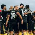 Épisode scandaleux ! Manchester United marque contre Nottingham après un corner controversé