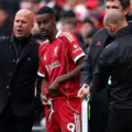 Alexander Isak, joueur de Liverpool, reçoit des instructions d'Arne Slot.