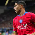 Achraf Hakimi, du Paris Saint-Germain, observe le match lors de la Ligue des champions de l'UEFA 2025/26.