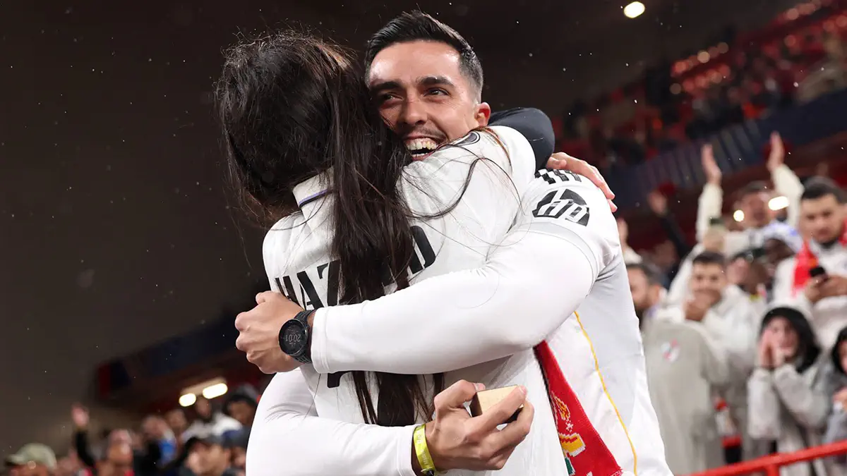 A beautiful story! Real Madrid fan proposes to his girlfriend during the match at Anfield
