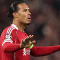 Virgil van Dijk, joueur de Liverpool, fait un geste pendant la Ligue des champions de l'UEFA 2025/26.
