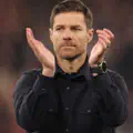 Xabi Alonso, entraîneur principal du Real Madrid, applaudit les supporters après la défaite de l'équipe en Ligue des champions de l'UEFA 2025/26.
