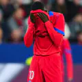 Ousmane Dembélé, joueur du Paris Saint-Germain, s'essuie le visage avec son maillot lors de la Ligue des champions de l'UEFA 2025/26.