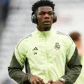 Aurelien Tchouameni, du Real Madrid, observe le terrain avant le match de LaLiga.