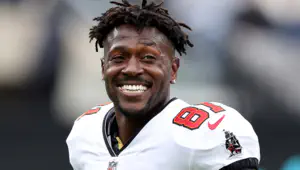 Antonio Brown #81 of the Tampa Bay Buccaneers warms up prior to the game against the New York Jets )