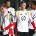 Perte pour l'équipe d'Allemagne. Nico Schlotterbeck ne pourra pas jouer contre le Luxembourg en raison d'une blessure