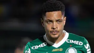 Il risque une disqualification. L'ancien joueur du Barça Vitor Roque accusé de propos homophobes