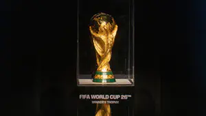Vue détaillée du trophée de la Coupe du monde 2026 lors du dévoilement du compte à rebours, un an avant la Coupe du monde de la FIFA 2026.