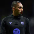Raphael Dias « Raphinha » du FC Barcelone observe le terrain avant le match de LaLiga EA Sports.