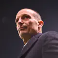 Massimiliano Allegri, entraîneur principal de l'AC Milan, observe le terrain avant le match de Serie A.