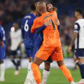Marc Cucurella, joueur de Chelsea, célèbre la victoire avec son coéquipier Robert Sanchez après le match de Premier League.