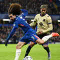 Marc Cucurella, joueur de Chelsea, court avec le ballon sous la pression de Lamine Yamal, joueur du FC Barcelone, lors de la Ligue des champions de l'UEFA 2025/26.