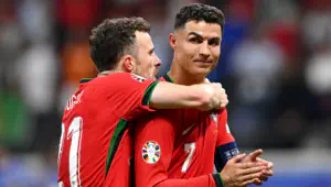 Diogo Jota et Cristiano Ronaldo, du Portugal, célèbrent la victoire de leur équipe lors des tirs au but de l'UEFA EURO 2024.