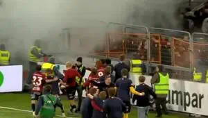 Scandale en Suède ! Les supporters de Norrköping, relégué, envahissent le terrain avec des fumigènes et retardent le match de quatre heures