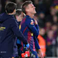 Dani Olmo, du FC Barcelone, réagit à une blessure après avoir marqué le deuxième but de son équipe et est remplacé pendant le match de LaLiga.