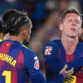 Dani Olmo, du FC Barcelone, réagit à une blessure après avoir marqué le deuxième but de son équipe et avoir ensuite été remplacé lors du match de LaLiga.