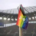 Tottenham a été contraint de retirer le drapeau LGBTQ+ de son stade à cause du Slavia – les supporters londoniens sont mécontents