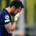 Début inquiétant pour l’Inter ! Calhanoglu se blesse face à Liverpool et doit quitter le terrain